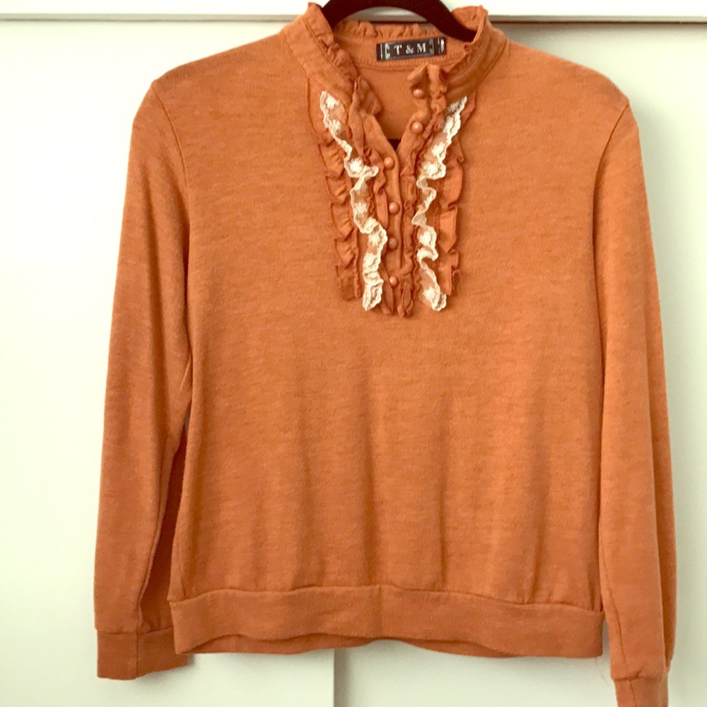 Light sweater with ruffle neck.